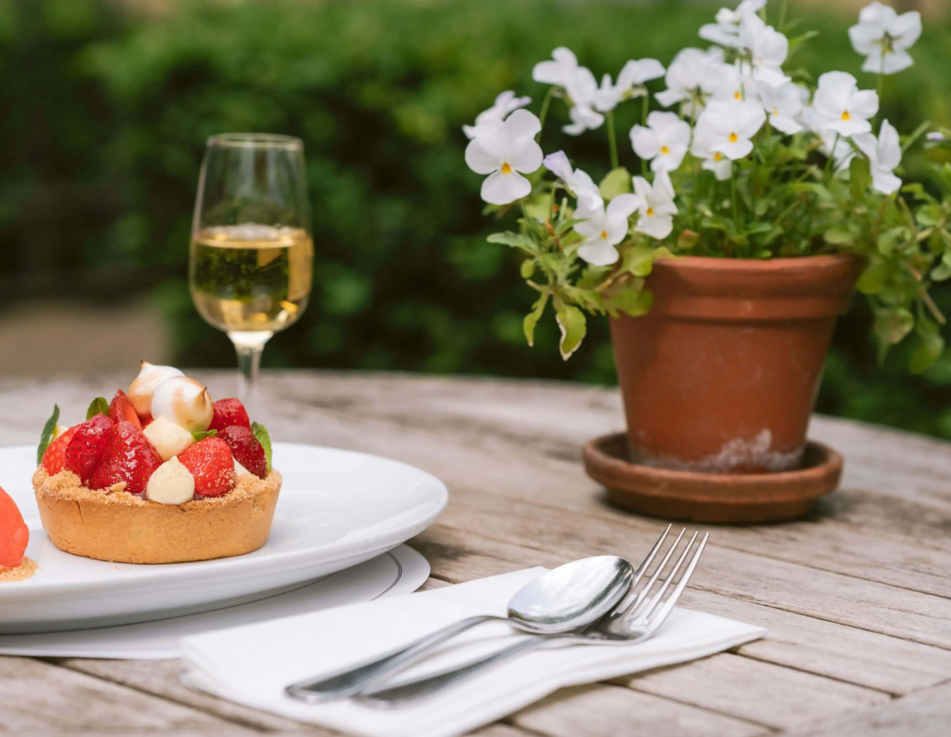 0040-2022-Parsonage-Grill-Oxford-High-Res-Outdoor-Dining-Strawberry-Custard-Tart-Pink-Lemonade-Sorbet-Web-Hero-aspect-ratio-3071-2381